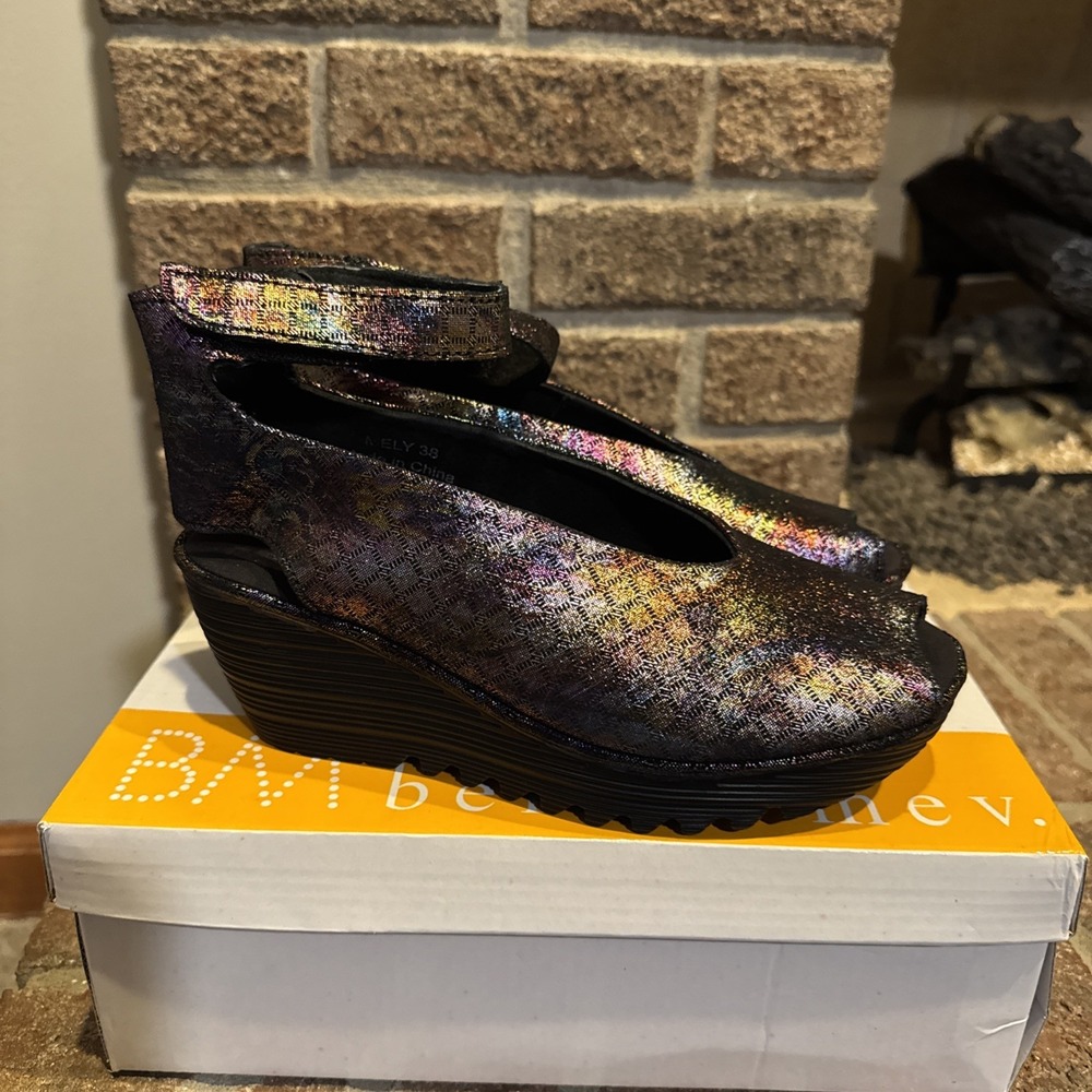 Bernie Mev Mely Iridescent Slingback Wedge Platform Sandals Size 7.5 / 38